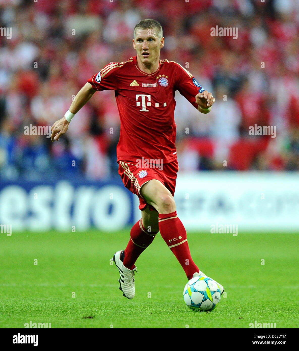 munich-s-bastian-schweinsteiger-plays-the-ball-during-the-uefa