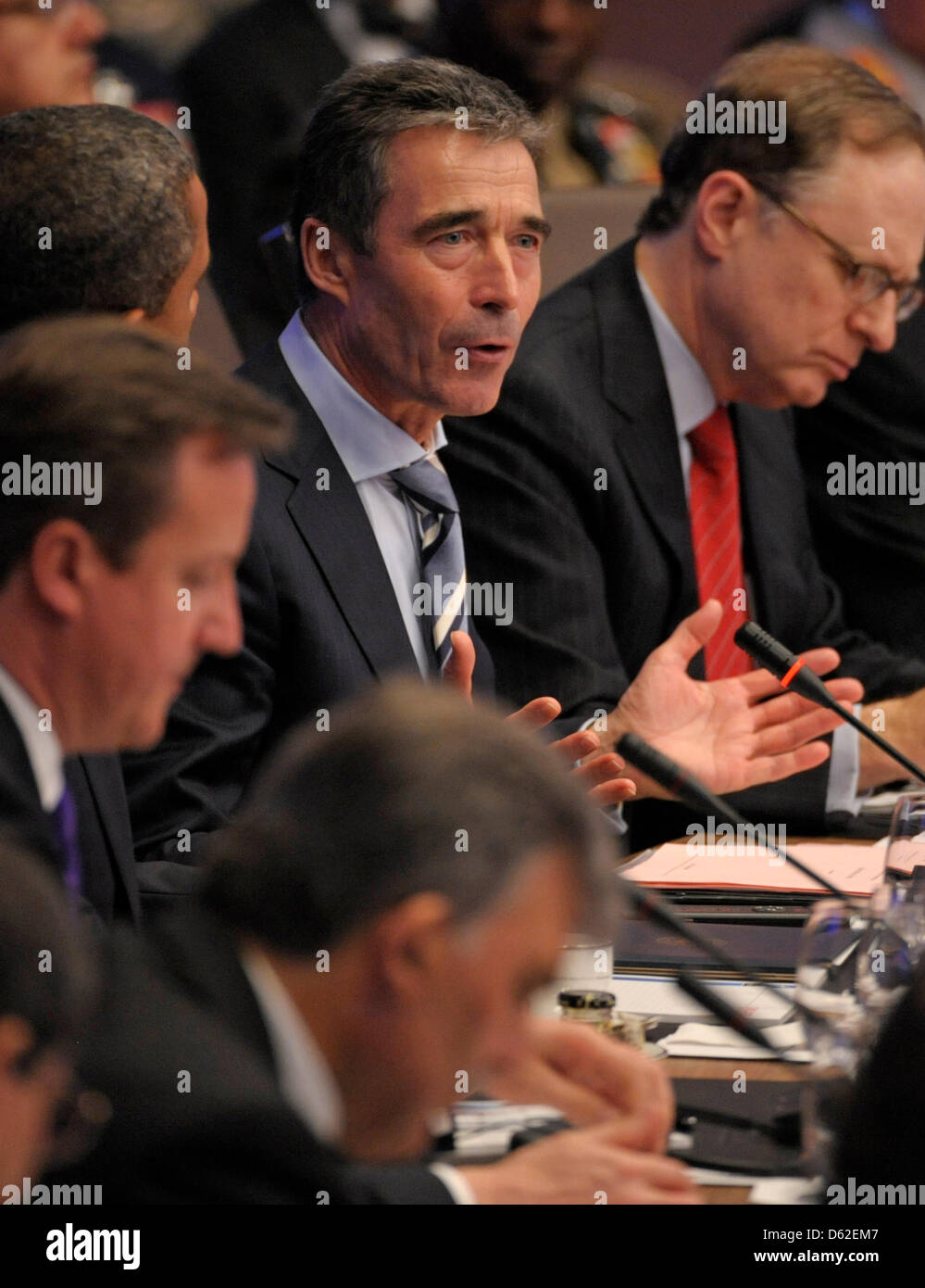 Der Generalsekretaer der NATO, Anders Fogh Rasmussen (2.v.r.), spricht am Sonntag (20.05.2012) in Chicago (USA) bei der ersten Arbeitssitzung des NATO-Gipfels. Foto: Michael Gottschalk Stock Photo