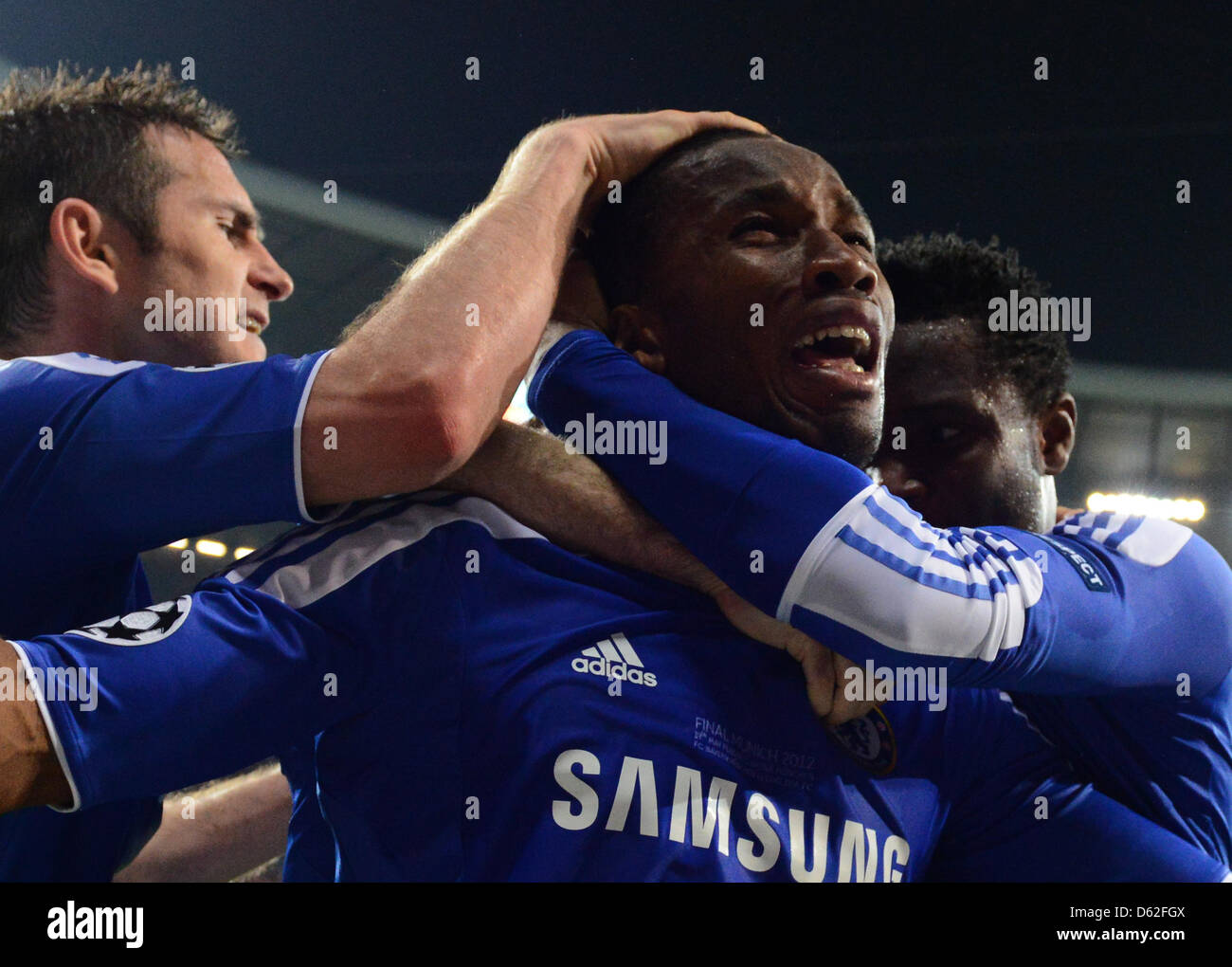 Chelsea's Didier Drogba (C) celebrates with teammate Frank Lampard (L) after scoring the 1-1 during (C) the UEFA Champions League soccer final between FC Bayern Munich and FC Chelsea at Fußball Arena München in Munich, Germany, 19 May 2012. Photo: Thomas Eisenhuth dpa/lby  +++(c) dpa - Bildfunk+++ Stock Photo