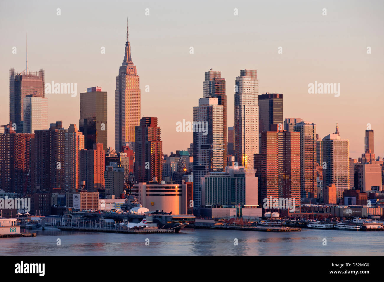 MIDTOWN SKYLINE HUDSON RIVER MANHATTAN NEW YORK CITY USA Stock Photo ...