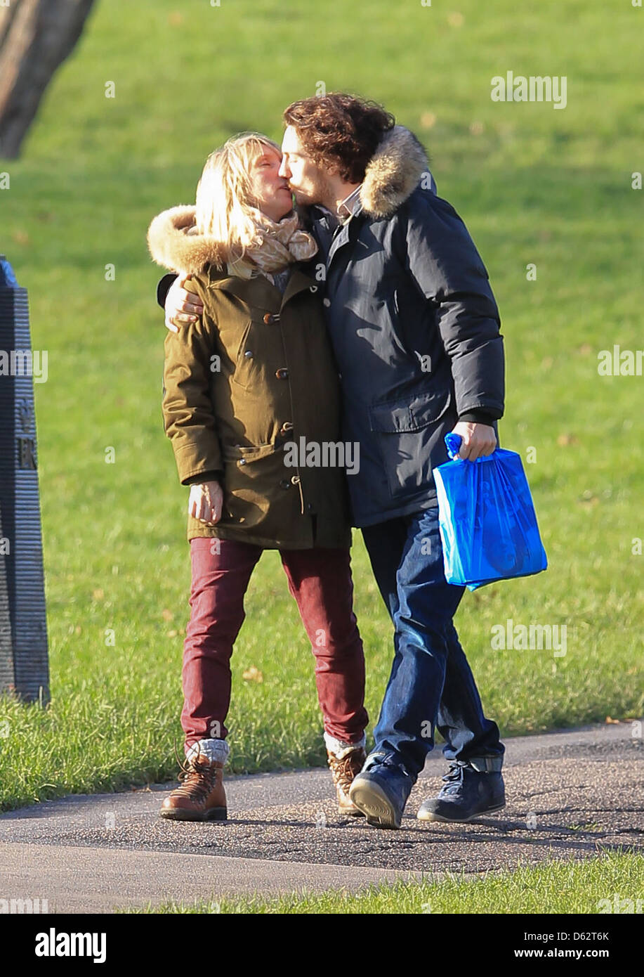 Pregnant Sam Taylor-Wood and Aaron Johnson share a kiss while walking in  Primrose Hill London, England - 06.01.12 Stock Photo - Alamy