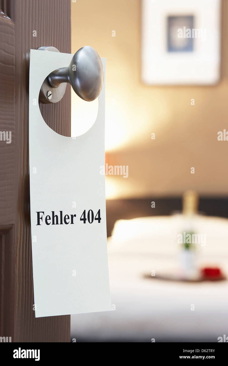 Sign with German text 'Fehler 404' (error 404) hanging hotel room door Stock Photo