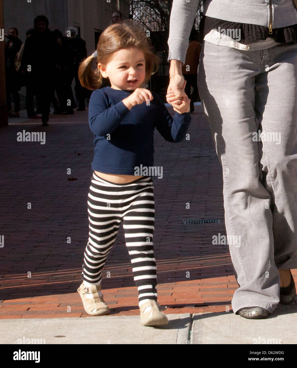 Tabitha Broderick Sarah Jessica Parker And Her Twin Daughters Out On A Walk In Manhattan New 1498