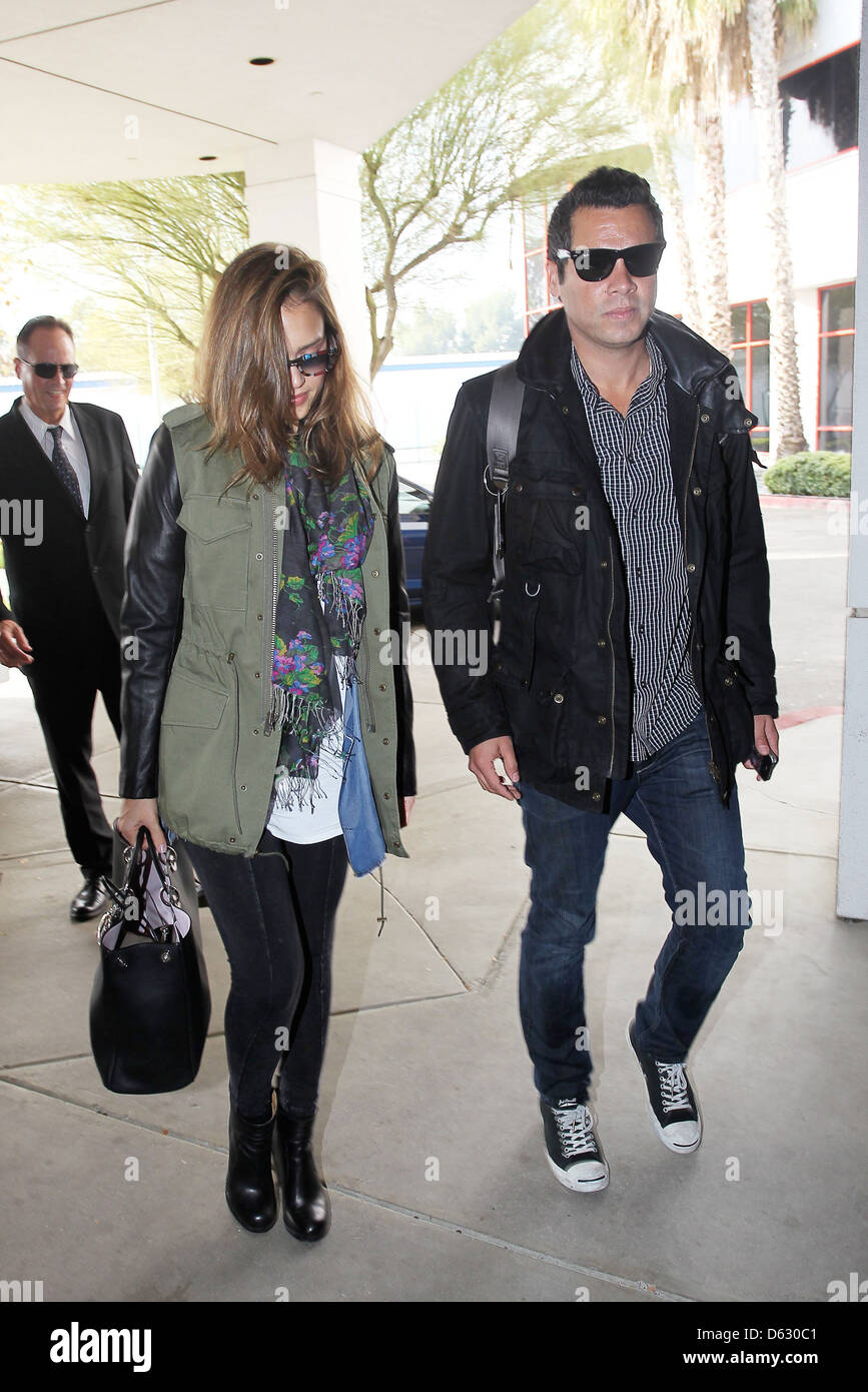 Jessica Alba and Cash Warren arrive at Van Nuys Airport to get on a flight  Los Angeles, California - 20.01.12 Stock Photo - Alamy