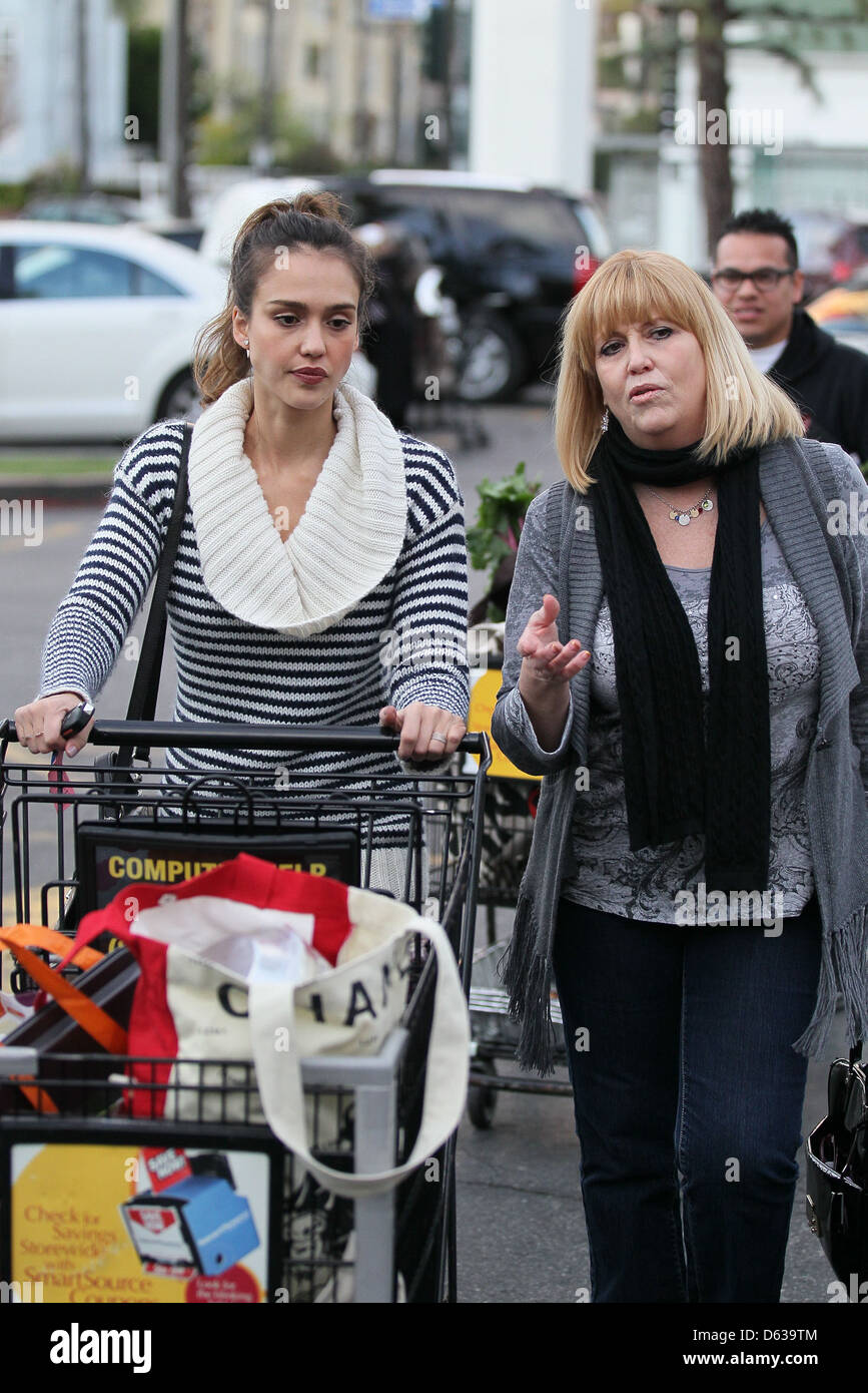 Jessica Alba and her Mother grocery shopping at Ralphs in Beverly Hills