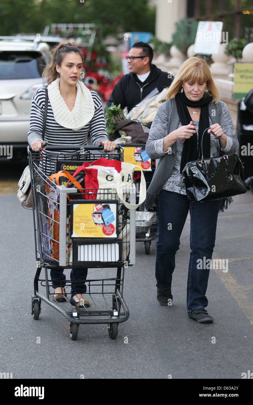 Jessica Alba and her Mother grocery shopping at Ralphs in Beverly Hills