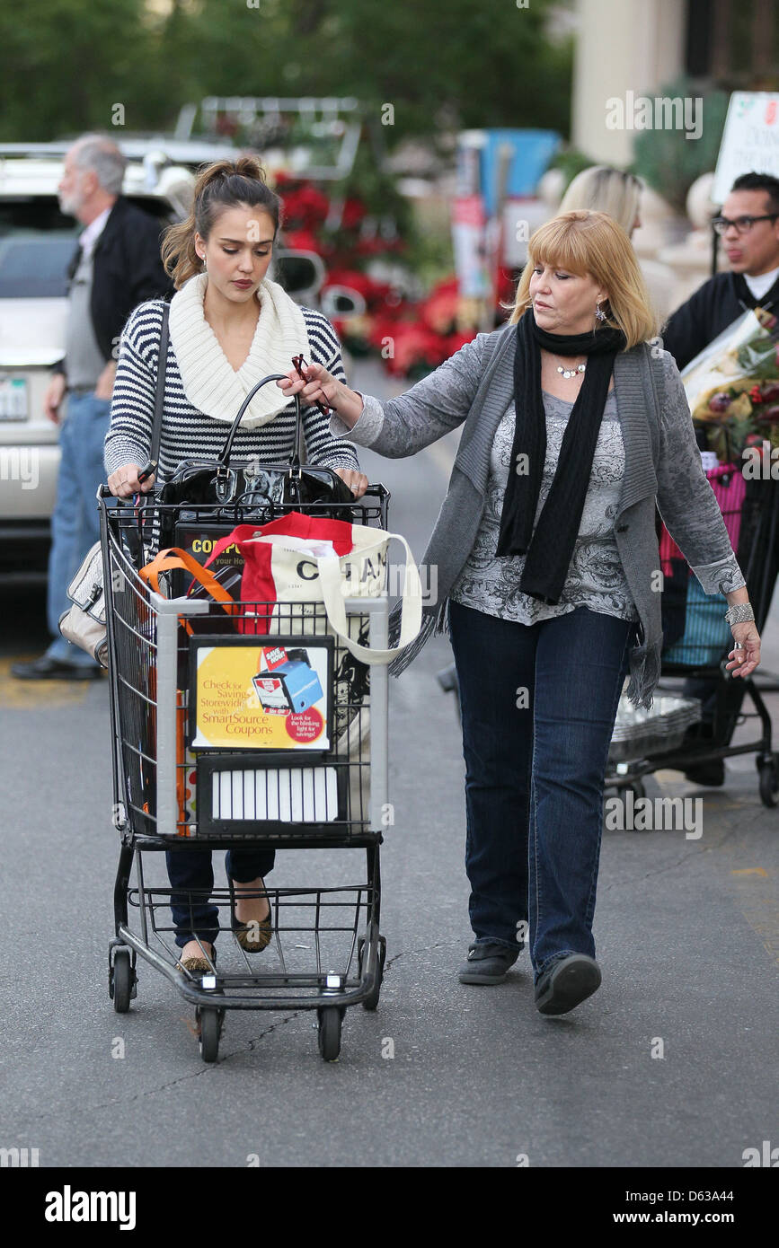 Jessica Alba and her Mother grocery shopping at Ralphs in Beverly Hills