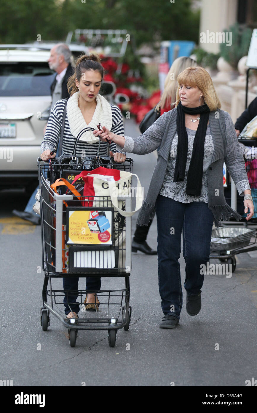 Jessica Alba and her Mother grocery shopping at Ralphs in Beverly Hills