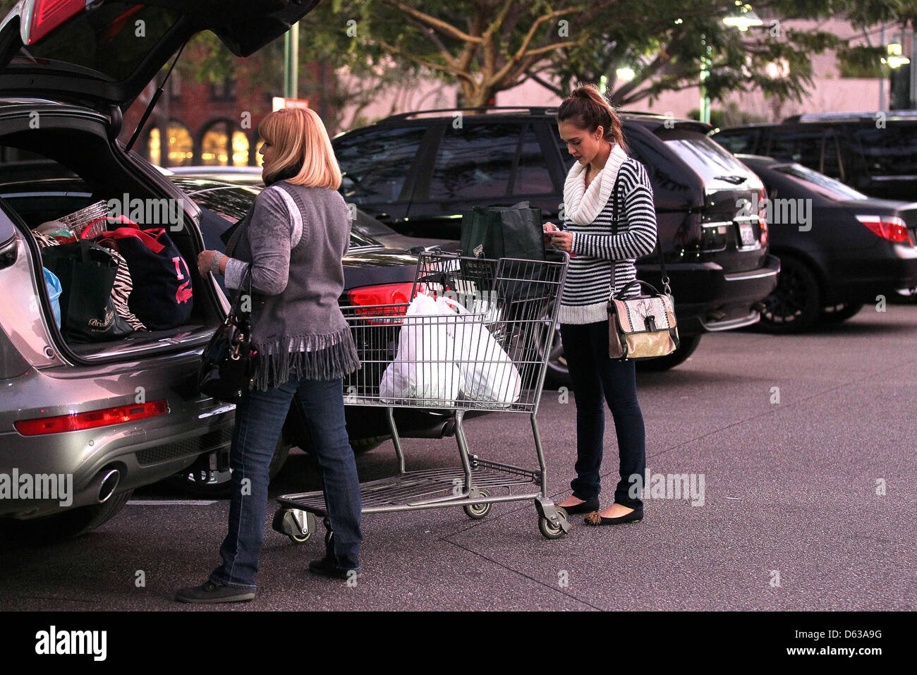 Jessica Alba shopping with her mother Catherine at Bristol Farms in