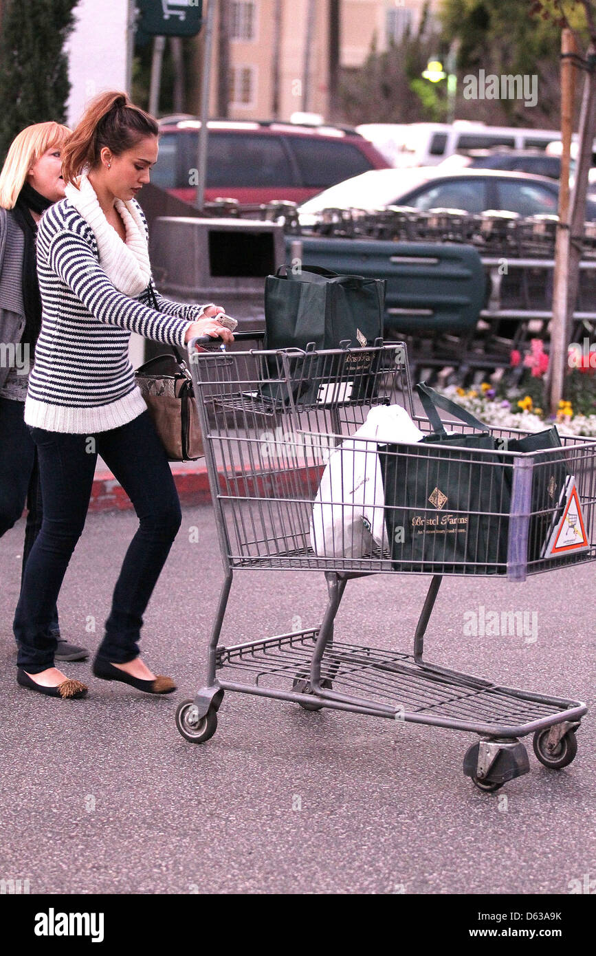 Jessica Alba shopping with her mother Catherine at Bristol Farms in