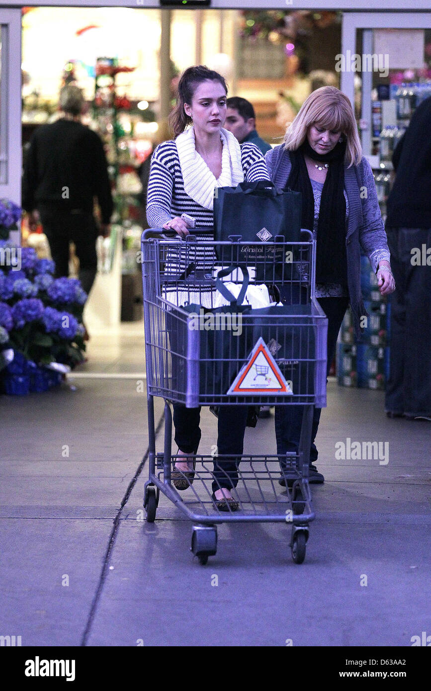Jessica Alba shopping with her mother Catherine at Bristol Farms in