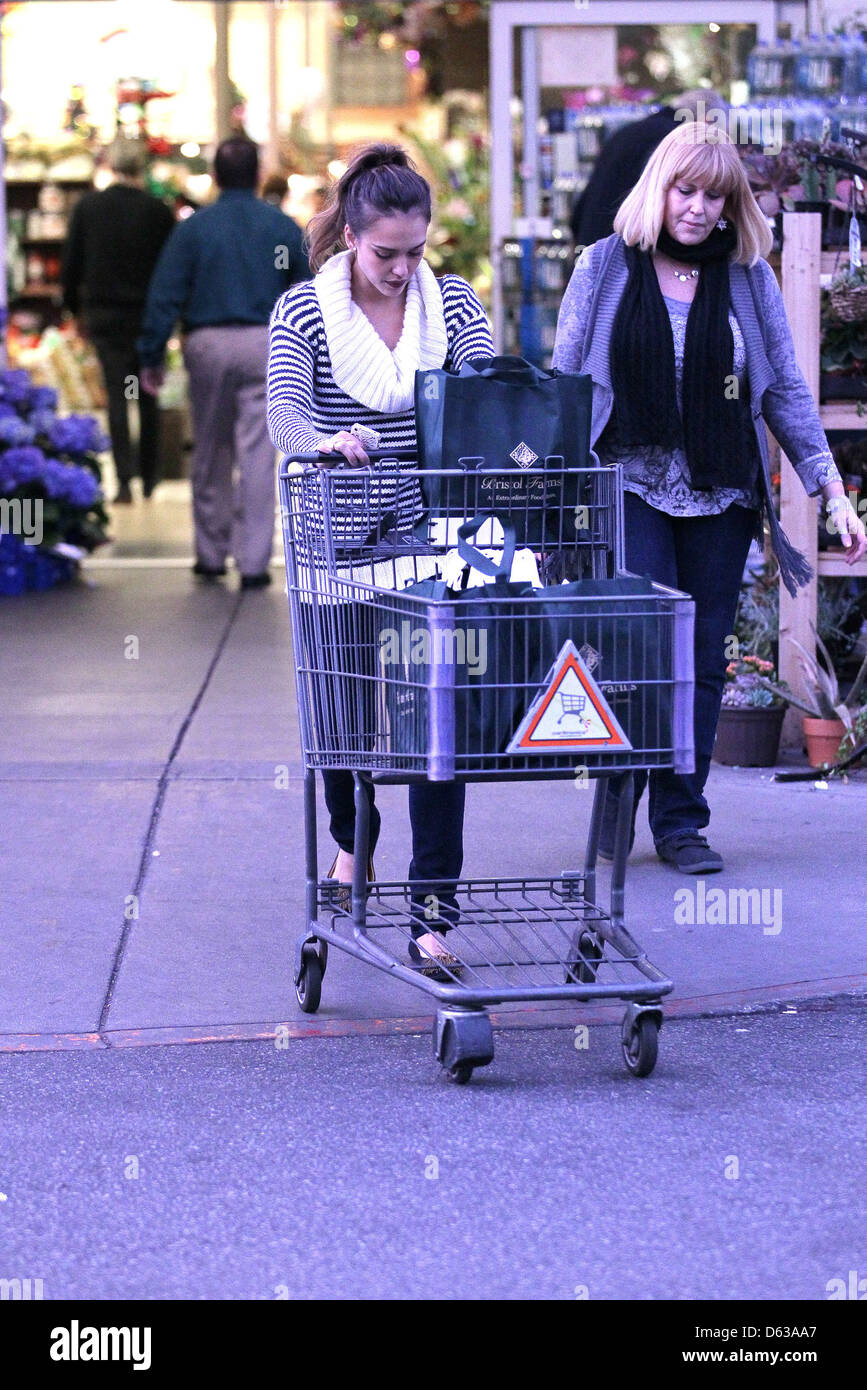 Jessica Alba shopping with her mother Catherine at Bristol Farms in
