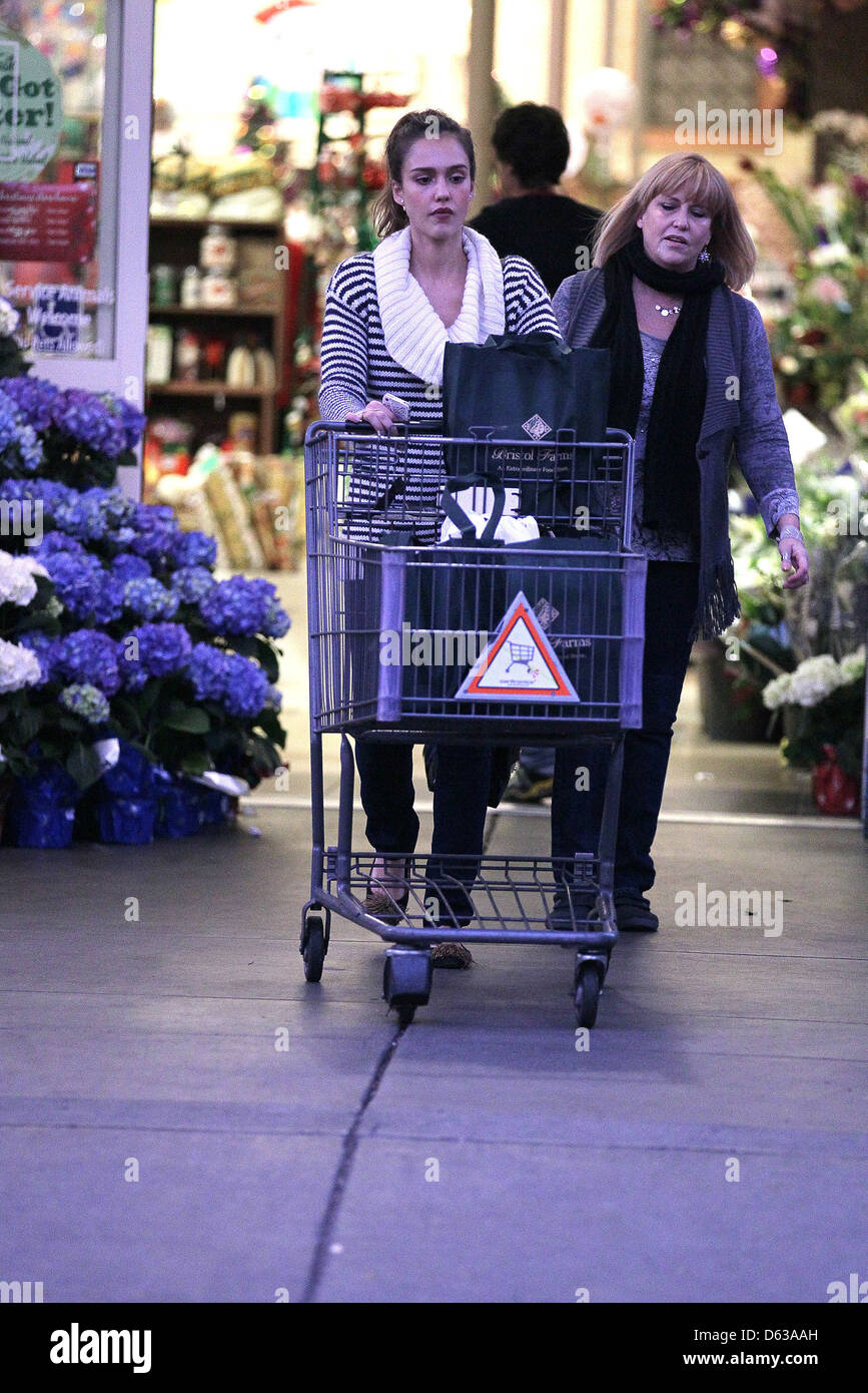 Jessica Alba shopping with her mother Catherine at Bristol Farms in