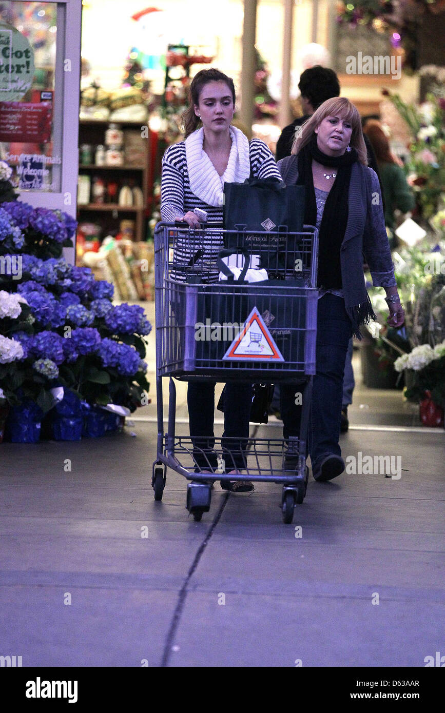 Jessica Alba shopping with her mother Catherine at Bristol Farms in