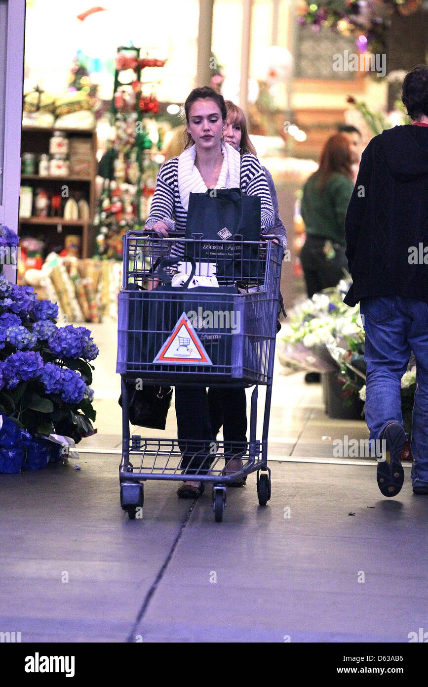 Jessica Alba shopping with her mother Catherine at Bristol Farms in
