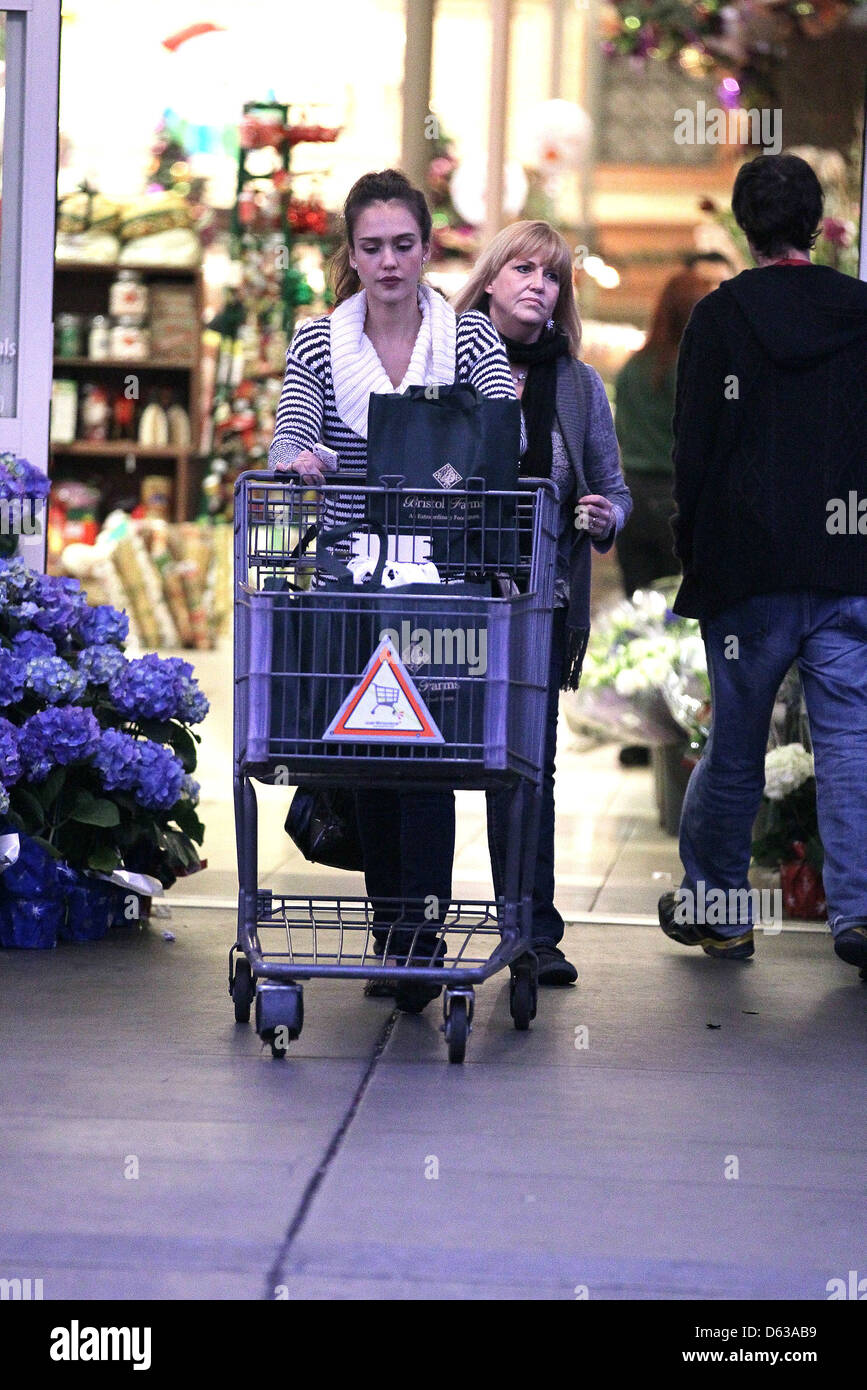 Jessica Alba shopping with her mother Catherine at Bristol Farms in