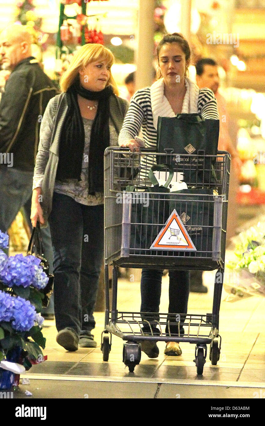 Jessica Alba shopping with her mother Catherine at Bristol Farms in