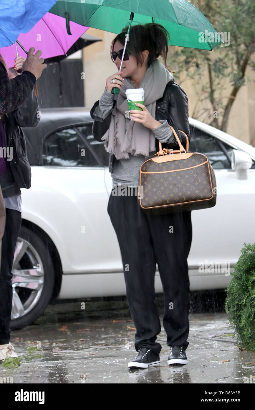 Jennifer Love Hewitt arriving at a salon in Sherman Oaks on a rainy day Los  Angeles, California - 21.03.11 Stock Photo - Alamy