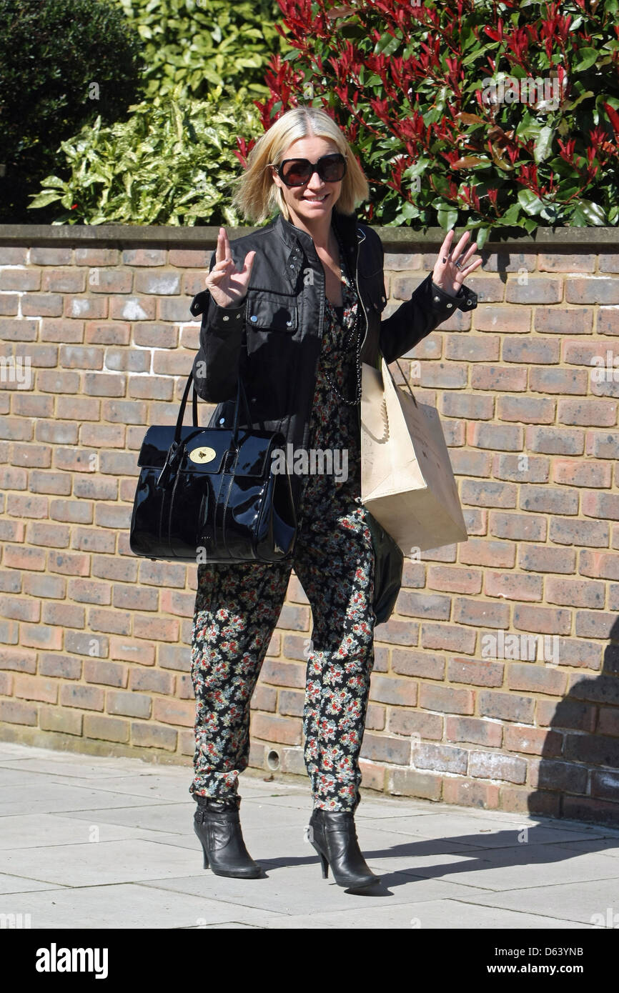 denise-van-outen-is-seen-heading-to-the-theater-in-a-shorter-haircut