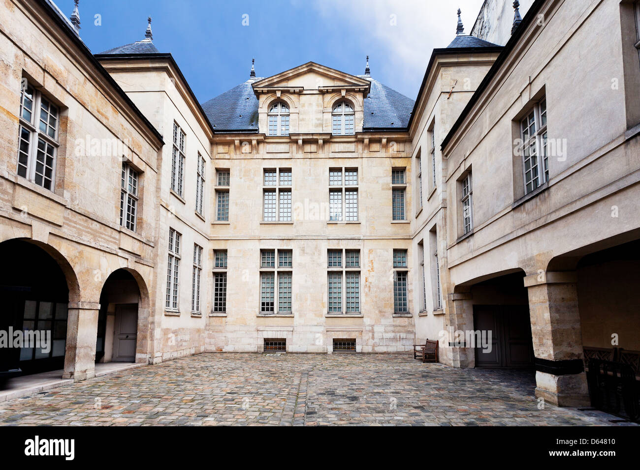 French quarter courtyard hi-res stock photography and images - Alamy