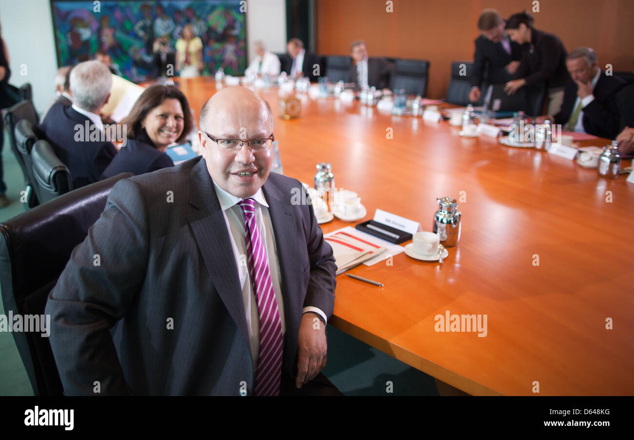 German Minister of the Environment Peter Altmaier (CDU) awaits the start of the cabinet meeting at the Federal Chancellery in Berlin, Germany, 23 May 2012. German Minister of Agriculture Ilse Aigner (CSI) sits behind him. The cabinet will discuss the Federal Government Report on Research and Innovation as well as the law on reducing the 'cold progression'. Photo: MICHAEL KAPPELER Stock Photo
