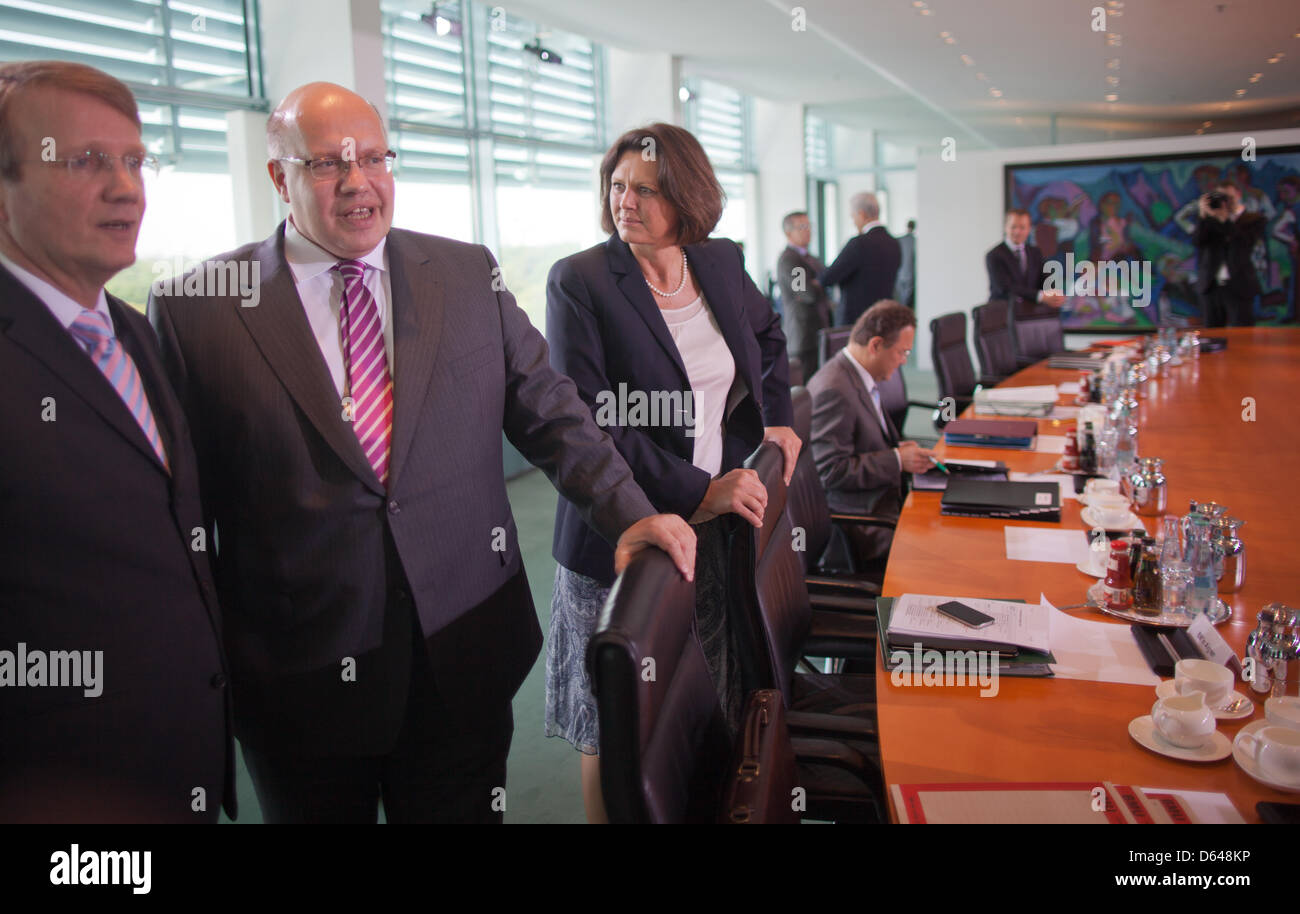 German Minister of the Environment Peter Altmaier (CDU) talks to German Minister of Special Affairs Ronald Pofalla (CDU, L) and German Minister of Food, Agriculture and Consumer Protection Ilse Aigner (CSU, R) before the start of the cabinet meeting at the Federal Chancellery in Berlin, Germany, 23 May 2012. The cabinet will discuss the Federal Government Report on Research and Inn Stock Photo