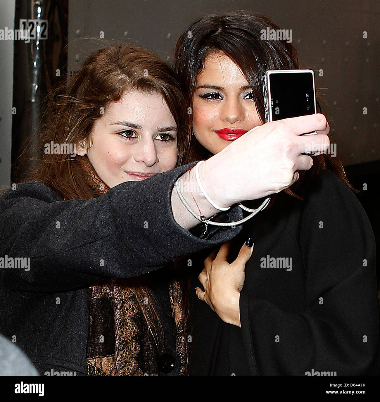 Ung dame Eller derefter Selena Gomez posing with a fan as she leaves Gotham Hall after attending  the Disney Kids & Family Upfront New York City Stock Photo - Alamy