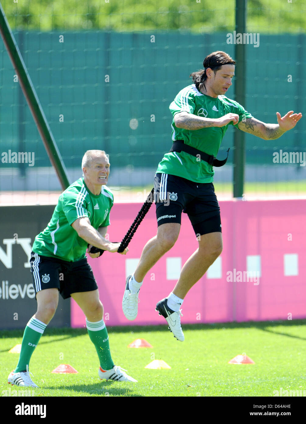 Coach Mark Verstegen (l) trains with goalkeeper Tim Wiese at the summer
