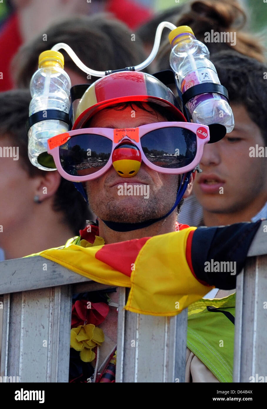 German tennis fan with a drinks hat 