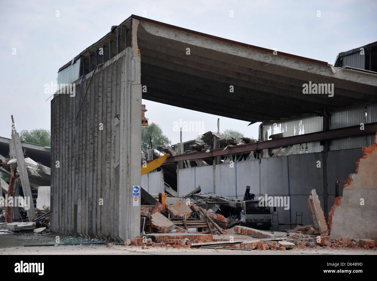 A truck is covered in debris in a collapsed hall in Mirabello, Italy, 23 May 2012. An earthquake measuring 6.0 on the Richter scale shook the Italian region Emilia-Romagna early in the morning on 20 May 2012. Photo: Nicolas Armer Stock Photo