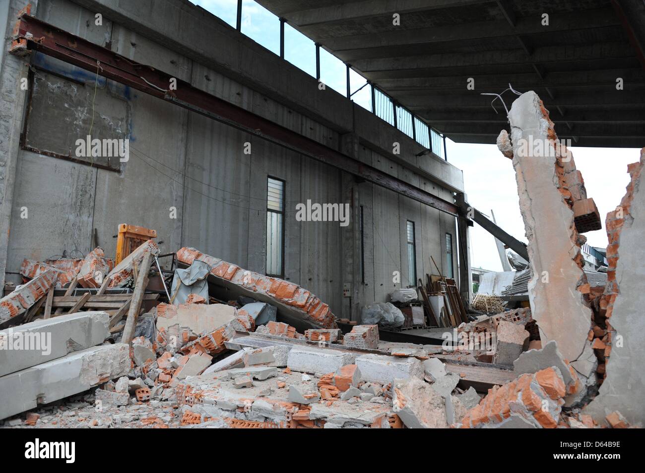 A collapsed hall is pictured in Mirabello, Italy, 23 May 2012. An earthquake measuring 6.0 on the Richter scale shook the Italian region Emilia-Romagna early in the morning on 20 May 2012. Photo: Nicolas Armer Stock Photo