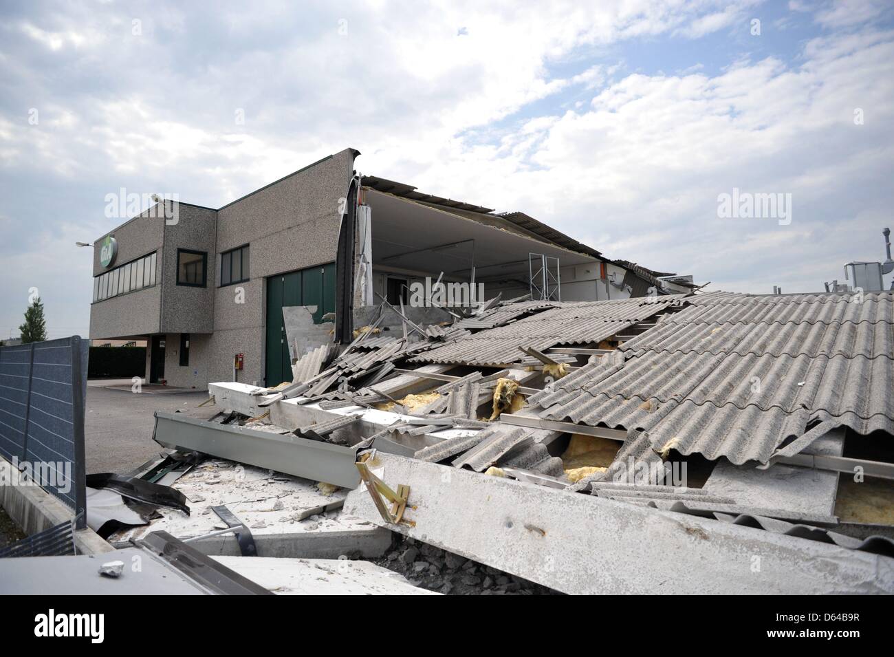 The ruins of a collapsed hall are pictured in Mirabello, Italy, 23 May 2012. An earthquake measuring 6.0 on the Richter scale shook the Italian region Emilia-Romagna early in the morning on 20 May 2012. Photo: Nicolas Armer Stock Photo