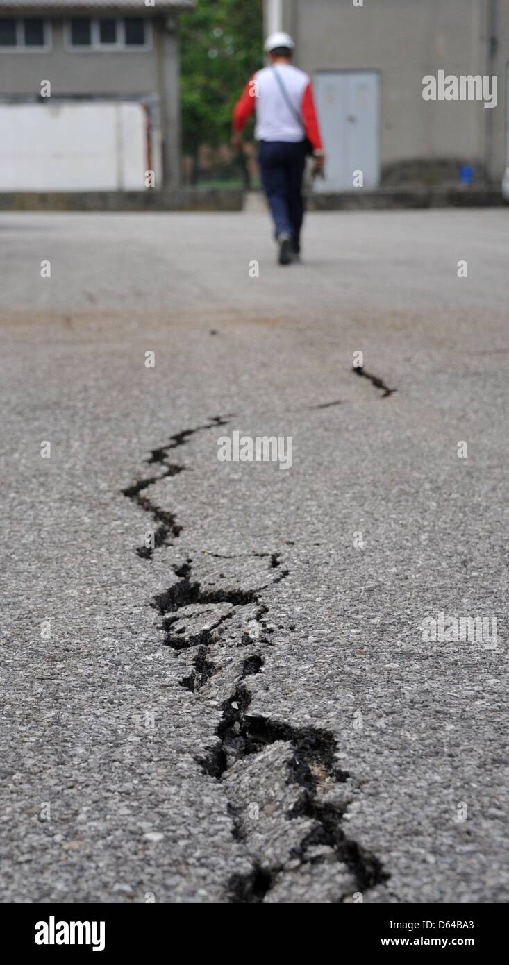 A long crack runs trhough a street in Mirabello, Italy, 23 May 2012. An earthquake measuring 6.0 on the Richter scale shook the Italian region Emilia-Romagna early in the morning on 20 May 2012. Photo: Nicolas Armer Stock Photo