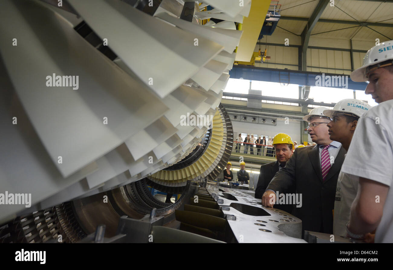 German Environment Minister Peter Altmaier speaks to pupils at a Siemens plant that manufactures gas turbines in Berlin, Germany, 25 May 2012. Plant manager Andreas Fischer-Ludwig is on the left. Mr Altmaier is en route to pronmote 'Green Day', a day dedicated to green jobs, that is scheduled to take place annually on 12 November. Photo: Rainer Jensen Stock Photo