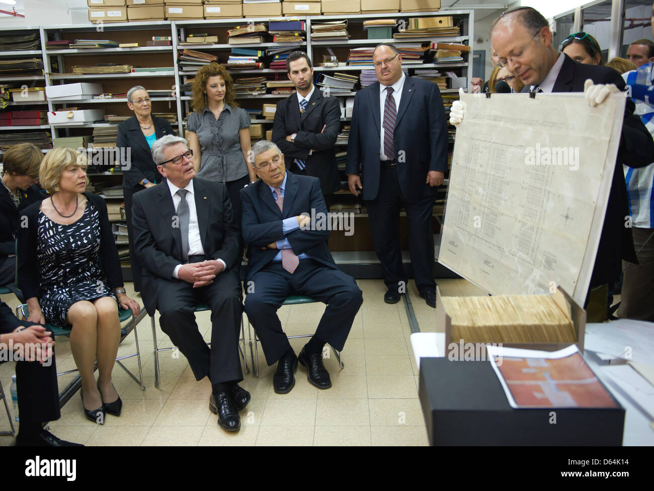 German President Joachim Gauck (2-L), his partner Daniela Schadt (L) and director of Yad Vashem memorial Avner Shalev (C) look at a map of Auschwitz-Birkenau concentration camp held by the director of the archives Haim Gertner at Yad Vashem memorial in Jerusalem, Israel, 29 May 2012. The German head of state will stay in Israel and the Palestinian territories for several days. Phot Stock Photo