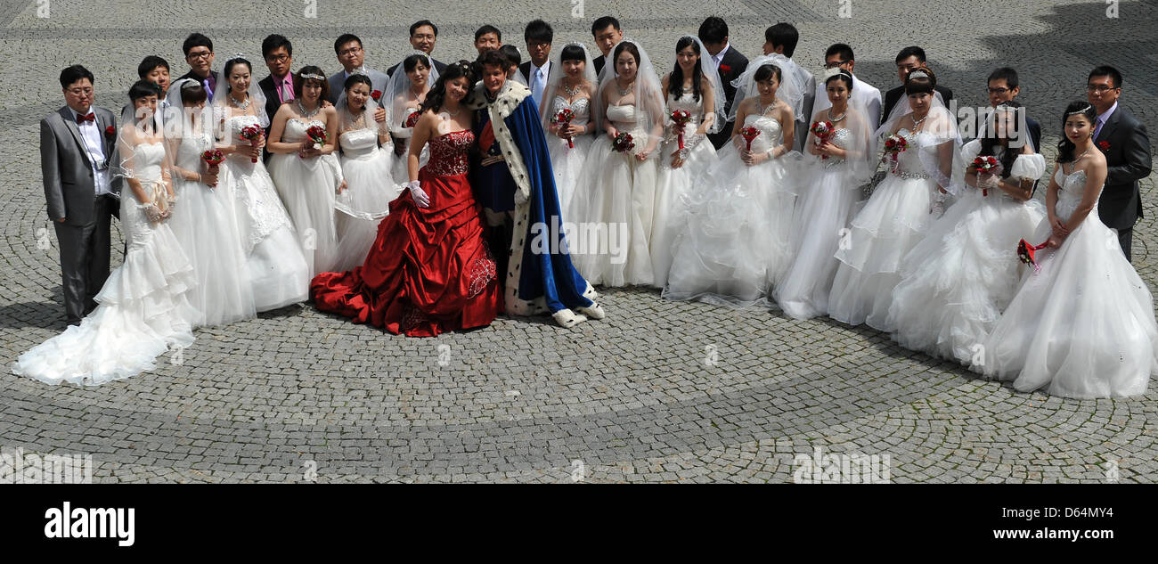 Bridal couples from China with two actors dressed as King Louis II of Bavaria and Sissi in Fuessen, Germany, 31 May 2012. 15 couples from China held a joint wedding ceremony in Fuessen. Photo: STEFAN PUCHNER Stock Photo