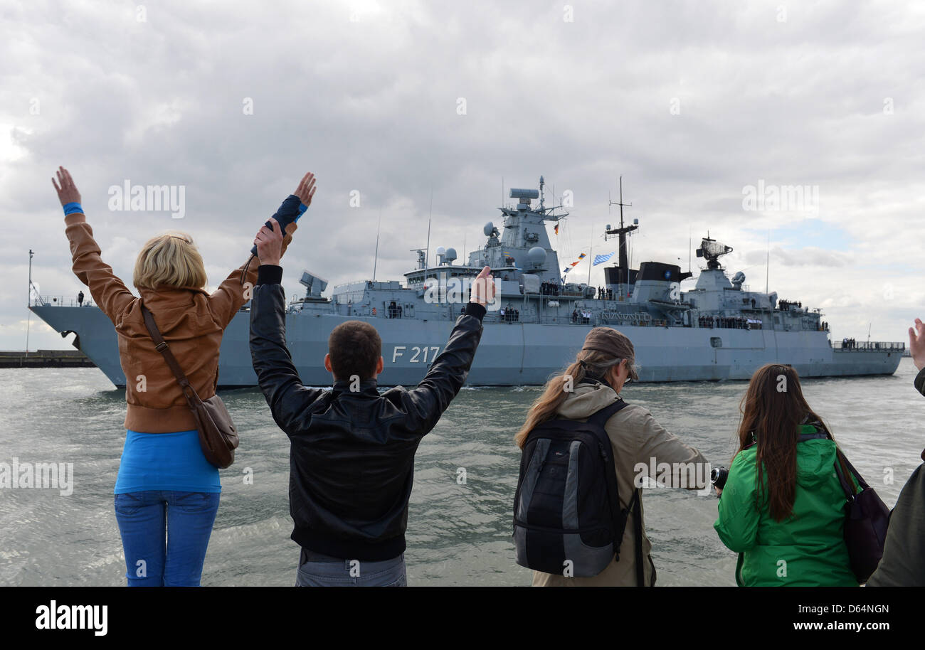 Family members of the crew wave as the fregatte Bayern leaves the port at the marine quarters in Wilhelmshaven, Germany, 1 June 2012. The Bayern takes the lead of the Standing NATO Maritime Group 2 in the Mediterranean and will return at the end of November. Photo: Carmen Jaspersen Stock Photo