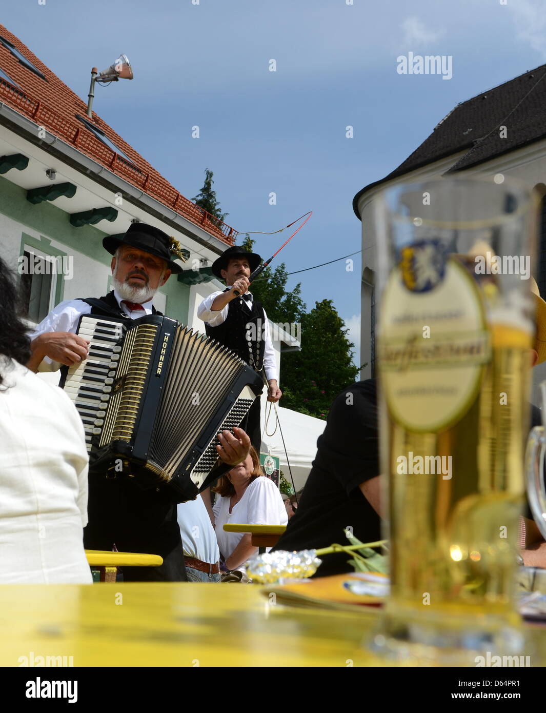 Die Wolfersdorfer Goaßlschnoizer spielen am Samstag (02.06.2012) in Attenkirchen (Oberbayern) beim Bierfestival. 65 verschiedene Biere von 30 Brauereien werden bei der Veranstaltung ausgeschenkt. Foto: Tobias Hase dpa/lby Stock Photo