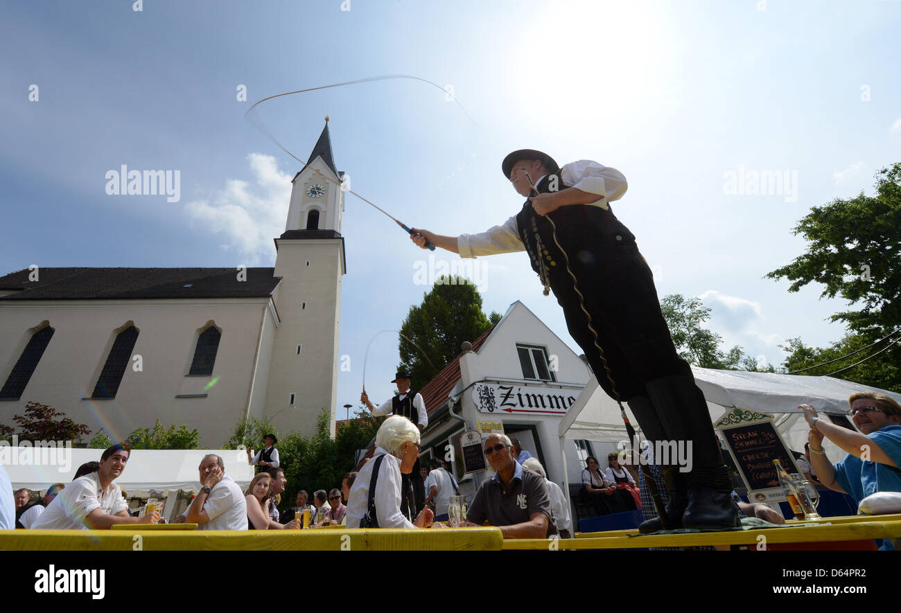 Die Wolfersdorfer Goaßlschnoizer treten am Samstag (02.06.2012) in Attenkirchen (Oberbayern) beim Bierfestival auf. 65 verschiedene Biere von 30 Brauereien werden bei der Veranstaltung ausgeschenkt. Foto: Tobias Hase dpa/lby Stock Photo