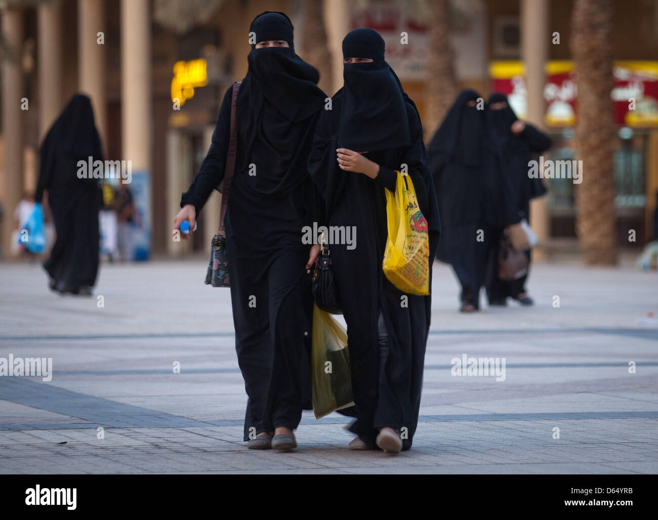 Women wearing an abaya in Riyadh, Saudi Arabia, 06 June 2012. Photo: Michael Kappeler Stock Photo