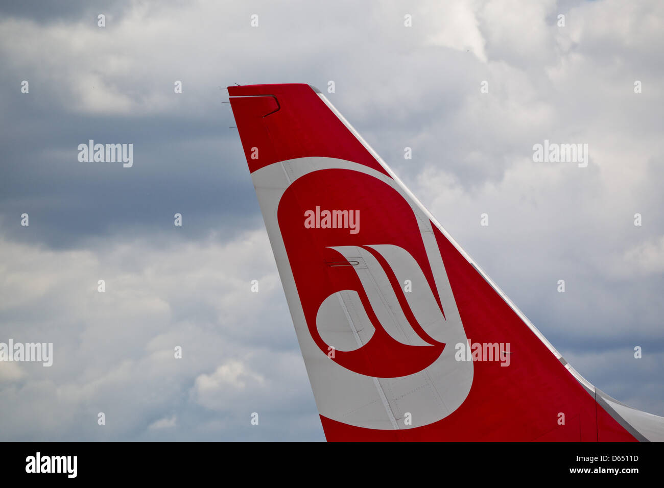 View tail fin aircraft logo hi-res stock photography and images - Alamy