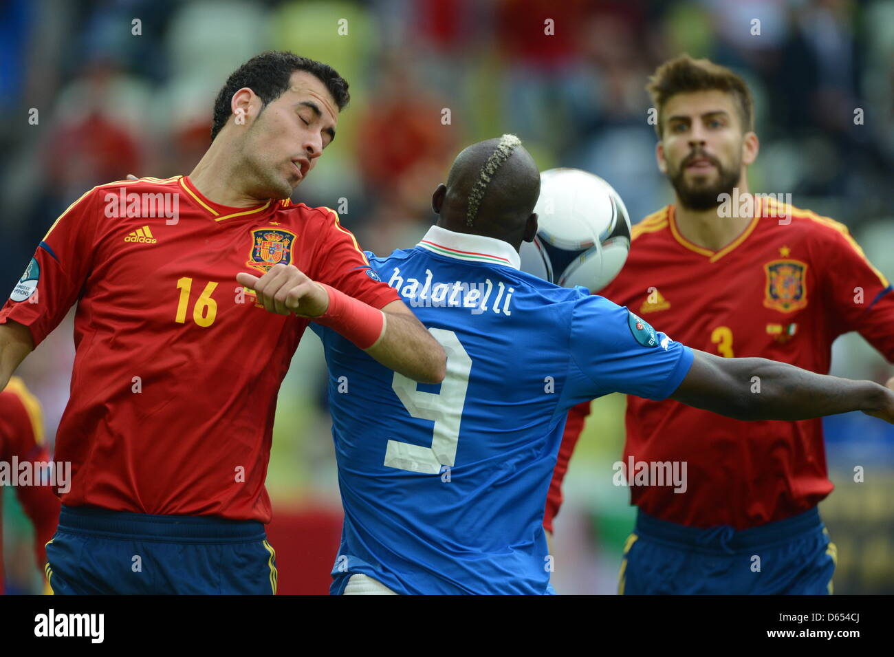 Spain's Sergio Busquets (L) and Gerard Pique (R) and Italy's Mario