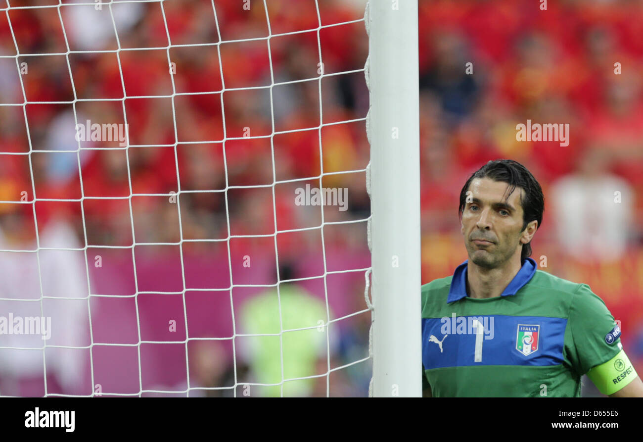 Italy's goalkeeper Gianluigi Buffon during UEFA EURO 2012 group C soccer match Spain vs Italy at Arena Gdansk in Gdansk, Poland, 10 June 2012. Photo: Jens Wolf dpa (Please refer to chapters 7 and 8 of http://dpaq.de/Ziovh for UEFA Euro 2012 Terms & Conditions) Stock Photo