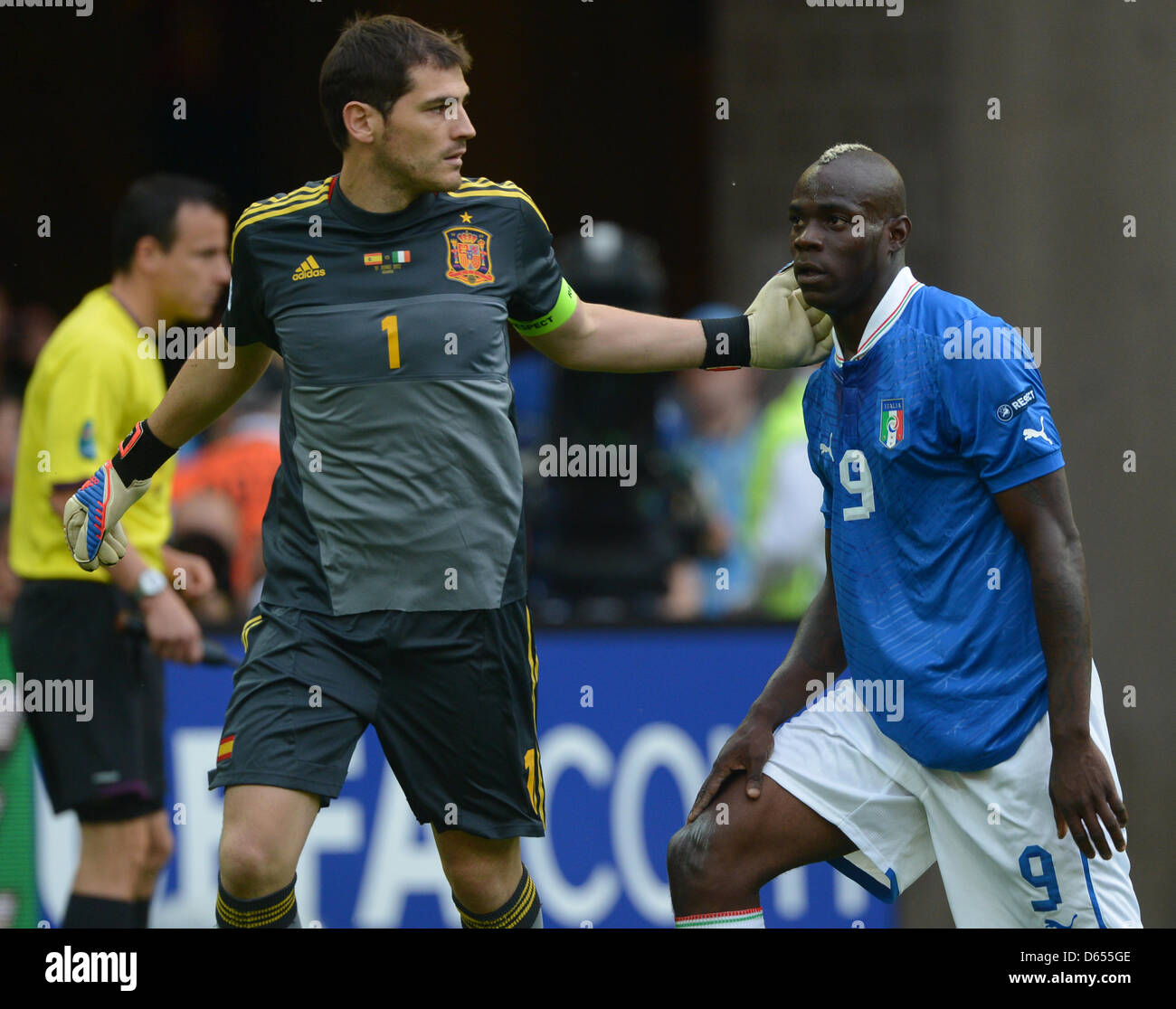 Italy's Mario Balotelli (R) and Spain's Iker Casillas (L) during UEFA EURO 2012 group C soccer match Spain vs Italy at Arena Gdansk in Gdansk, Poland, 10 June 2012. Photo: Marcus Brandt dpa (Please refer to chapters 7 and 8 of http://dpaq.de/Ziovh for UEFA Euro 2012 Terms & Conditions) Stock Photo