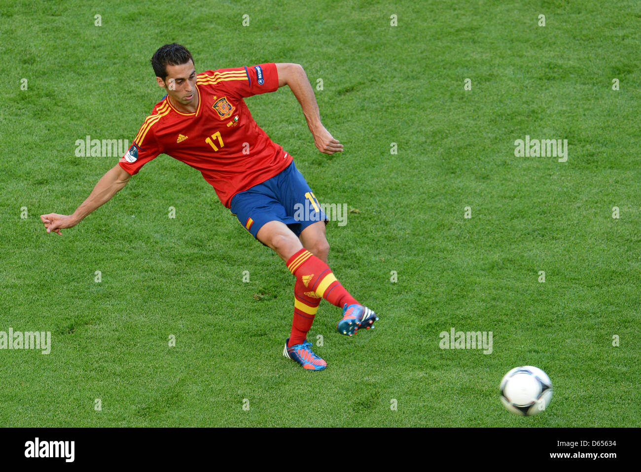 Spain's Alvaro Arbeloa passes the ball during UEFA EURO 2012 group C soccer match Spain vs Italy at Arena Gdansk in Gdansk, Poland, 10 June 2012. Photo: Andreas Gebert dpa (Please refer to chapters 7 and 8 of http://dpaq.de/Ziovh for UEFA Euro 2012 Terms & Conditions) Stock Photo