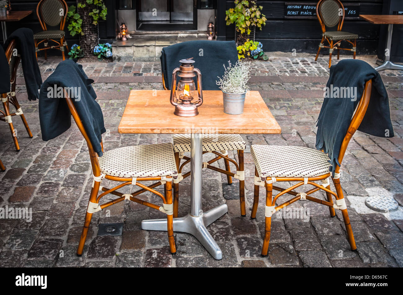 table and chairs cafe Stock Photo - Alamy