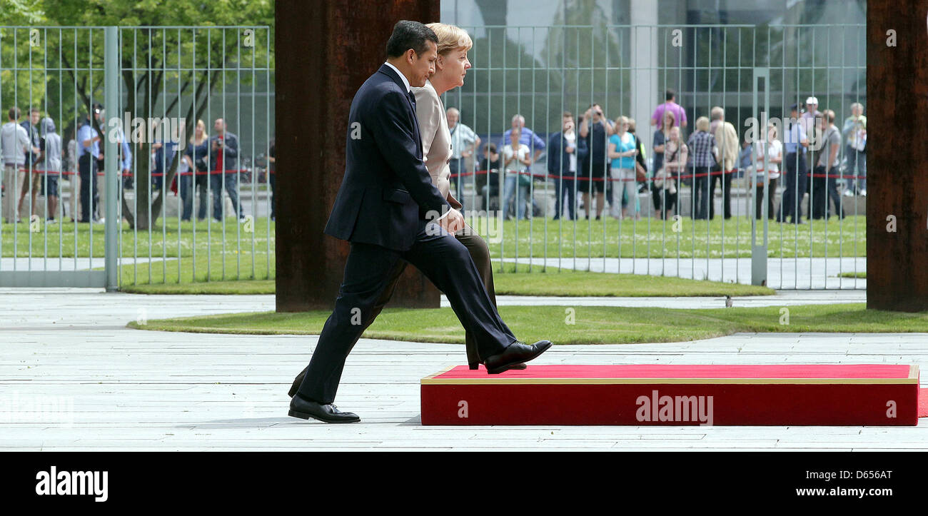 German Chancellor Angela Merkel receives President of Peru Ollanta Humala Tasso with military honours in front of the Federal Chancellery in Berlin, Germany, 12 June 2012.  Photo: WOLFGANG KUMM Stock Photo