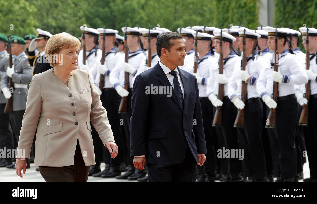 German Chancellor Angela Merkel receives President of Peru Ollanta Humala Tasso with military honours in front of the Federal Chancellery in Berlin, Germany, 12 June 2012.  Photo: WOLFGANG KUMM Stock Photo