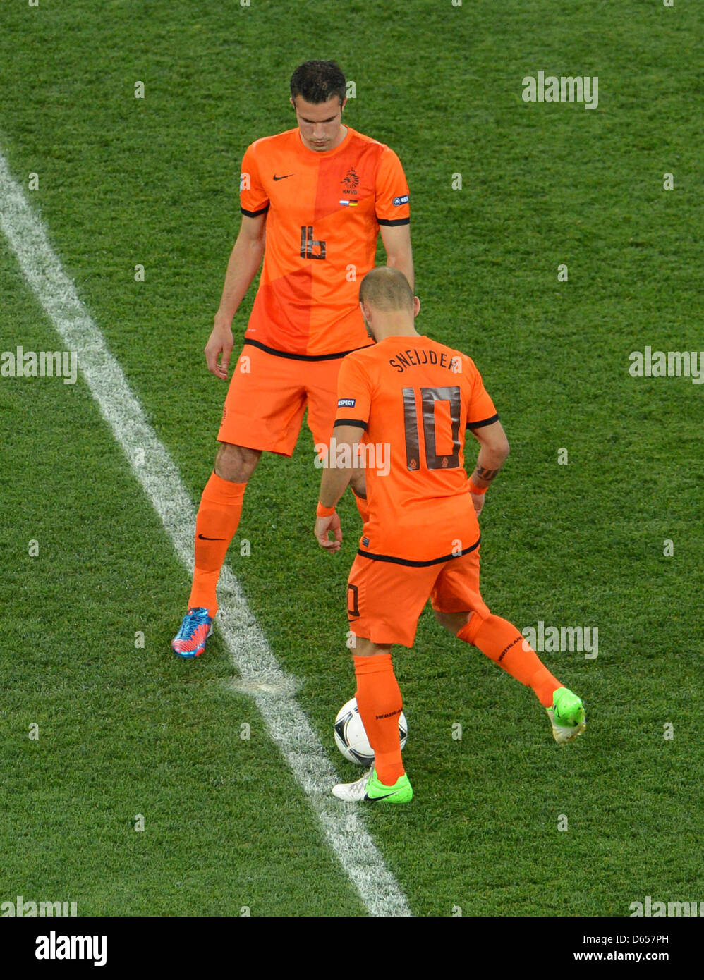 The Netherlands' Wesley Sneijder (R) and Robin van Persie kick off the UEFA EURO 2012 group B soccer match the Netherlands vs Germany at Metalist Stadium in Kharkiv, the Ukraine, 13 June 2012. Photo: Andreas Gebert dpa (Please refer to chapters 7 and 8 of http://dpaq.de/Ziovh for UEFA Euro 2012 Terms & Conditions).  +++(c) dpa - Bildfunk+++ Stock Photo