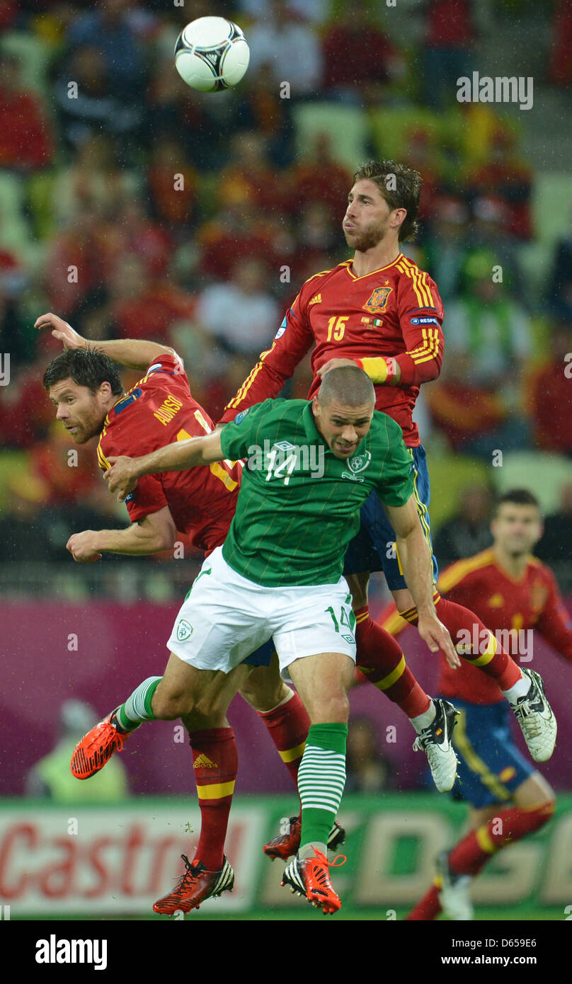 Spain's Xabi Alonso (R) and Sergio Ramos vie for the ball with Ireland's Jon Walters during the UEFA EURO 2012 group C soccer match Spain vs Republic of Ireland at Arena Gdansk in Gdansk, Poland, 14 June 2012. Photo: Andreas Gebert dpa (Please refer to chapters 7 and 8 of http://dpaq.de/Ziovh for UEFA Euro 2012 Terms & Conditions)  +++(c) dpa - Bildfunk+++ Stock Photo